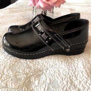 Sanita Lindsey by Koi - patent black clogs sz 39
